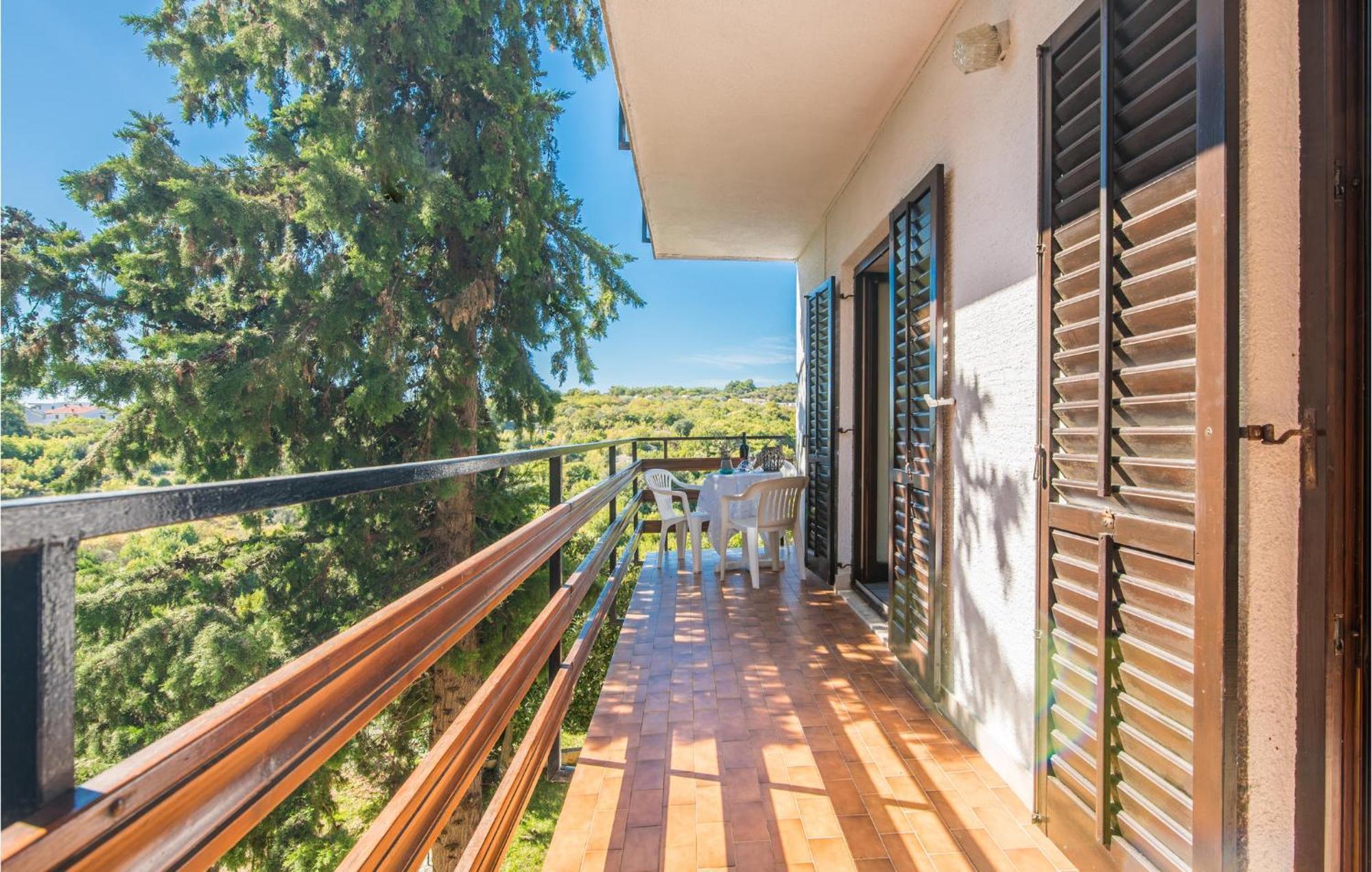 3 Bedroom Nice Apartment In Krk Krk Town Exterior foto
