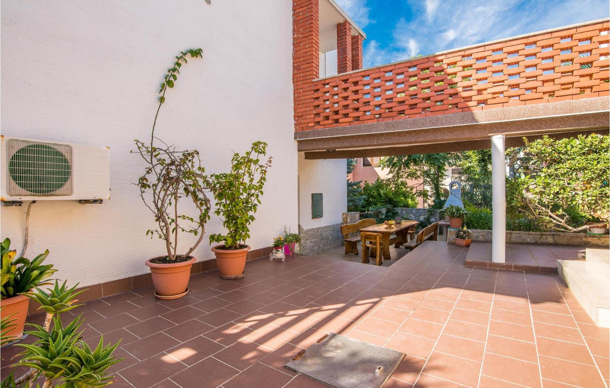 3 Bedroom Nice Apartment In Krk Krk Town Exterior foto