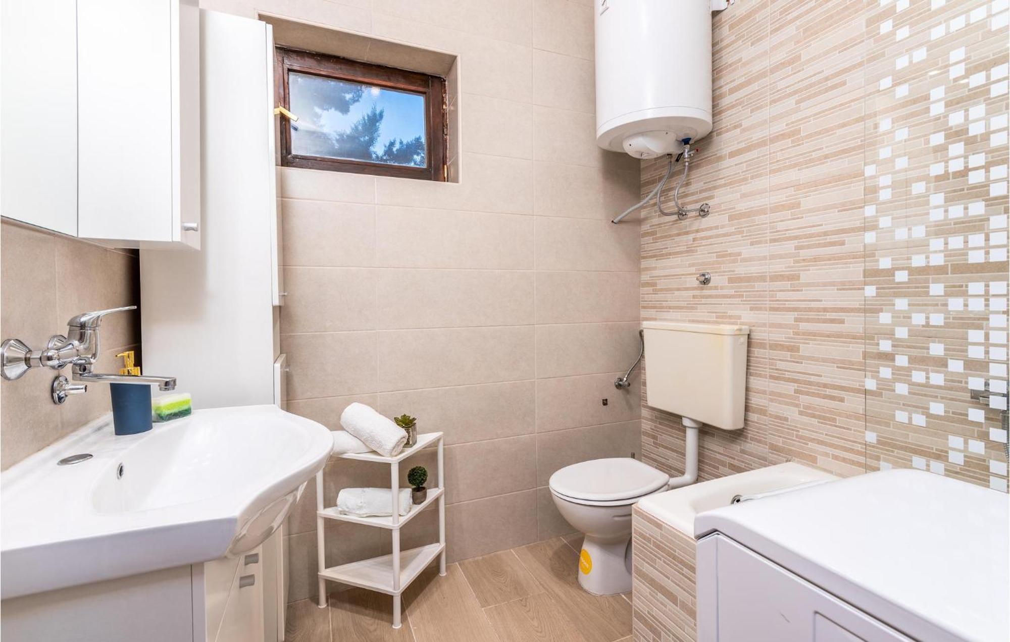 3 Bedroom Nice Apartment In Krk Krk Town Exterior foto